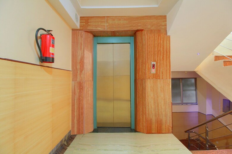 Oyo 11585 Hotel Shreenithi