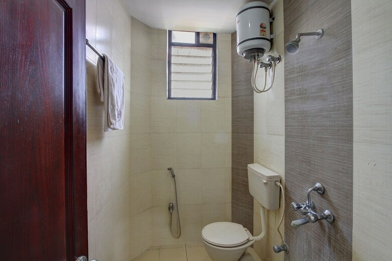 Oyo 11585 Hotel Shreenithi
