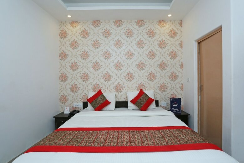Oyo 11384 Hotel Diamond Blue