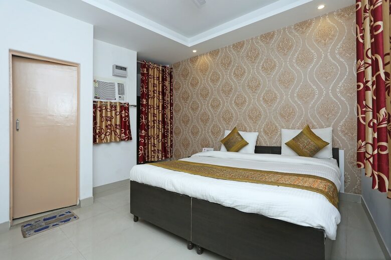 Oyo 11384 Hotel Diamond Blue