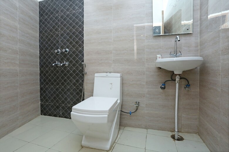 Oyo 11384 Hotel Diamond Blue