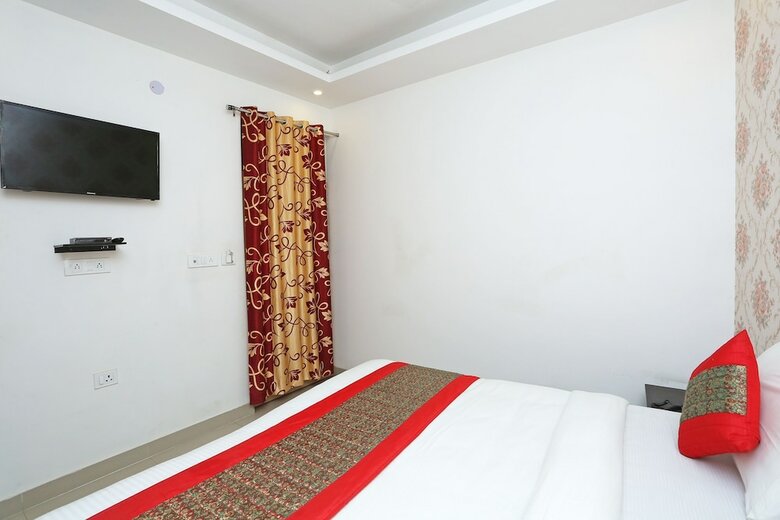 Oyo 11384 Hotel Diamond Blue