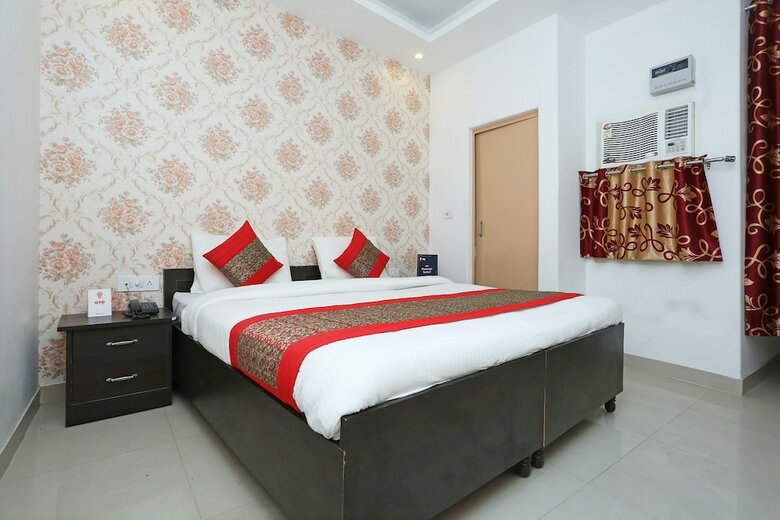 Oyo 11384 Hotel Diamond Blue