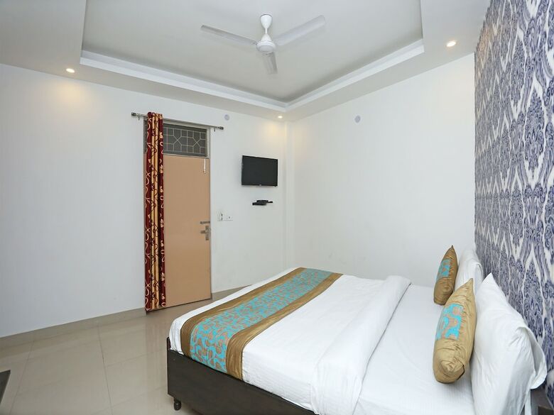 Oyo 11384 Hotel Diamond Blue