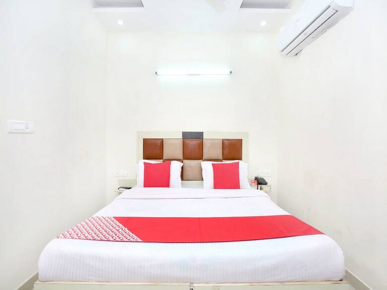 Oyo 11369 Hotel Noor