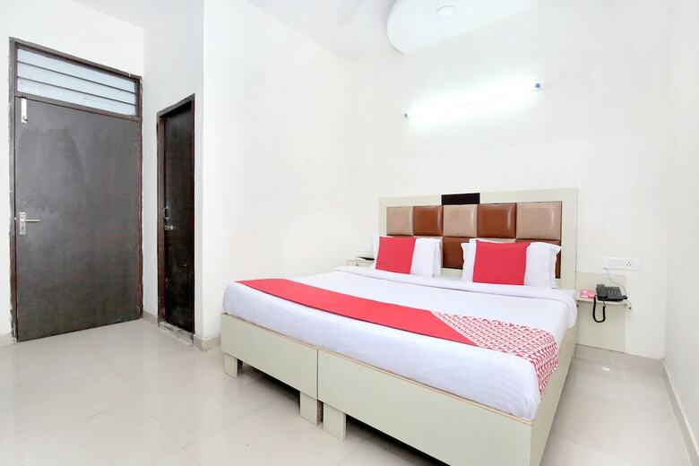Oyo 11369 Hotel Noor