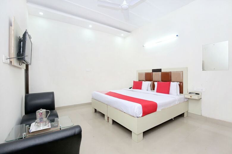 Oyo 11369 Hotel Noor