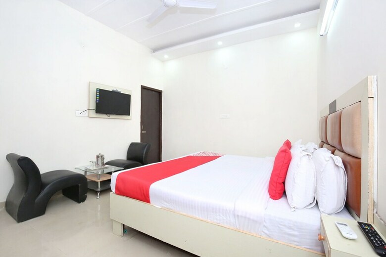 Oyo 11369 Hotel Noor