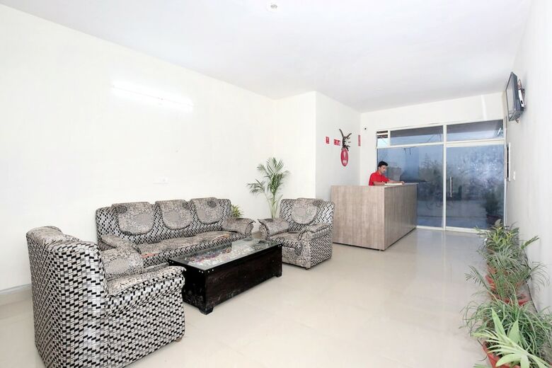 Oyo 11369 Hotel Noor
