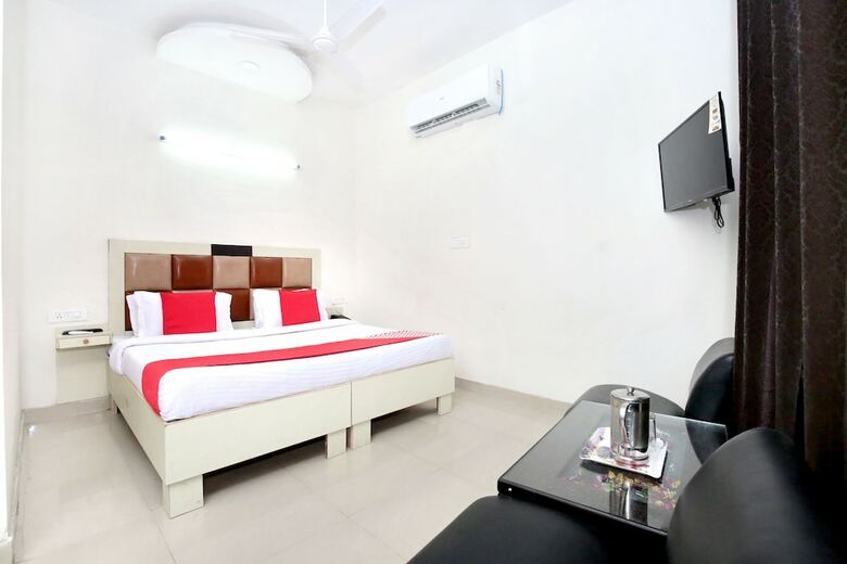 Oyo 11369 Hotel Noor