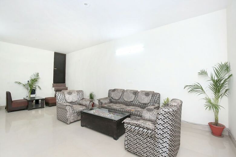 Oyo 11369 Hotel Noor