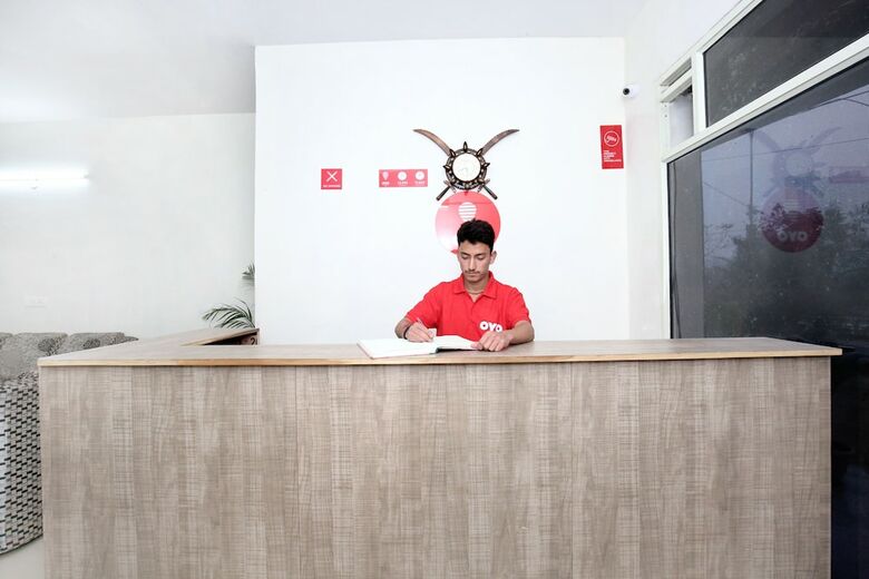 Oyo 11369 Hotel Noor