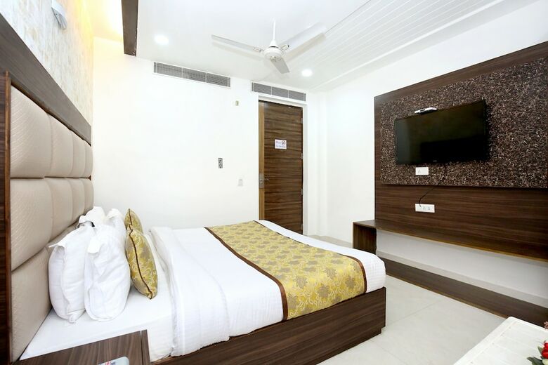 Oyo 11367 Hotel Yellow
