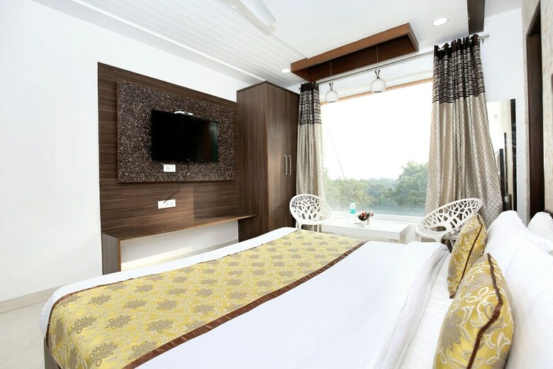 Oyo 11367 Hotel Yellow