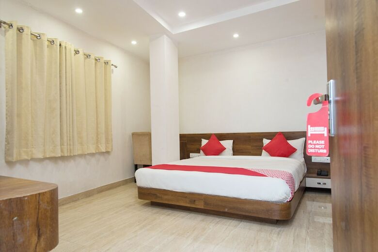 Oyo 10893 Hotel Divine Inn