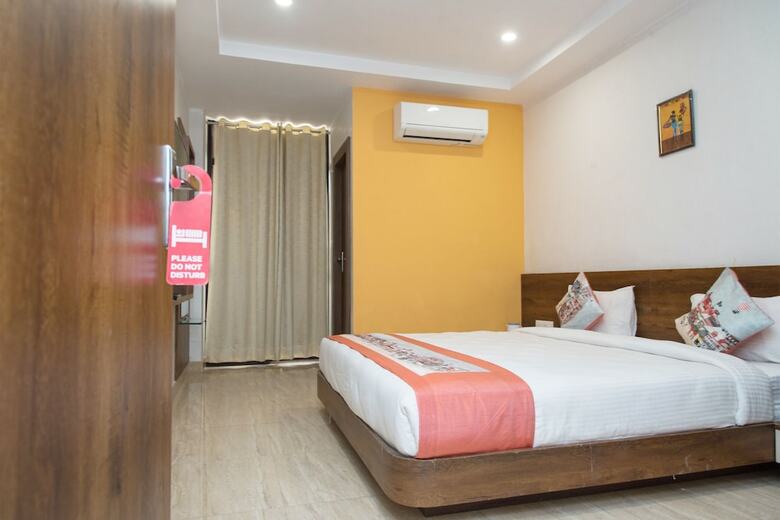 Oyo 10893 Hotel Divine Inn