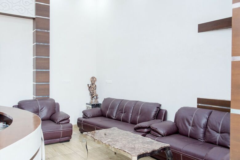 Oyo 10893 Hotel Divine Inn