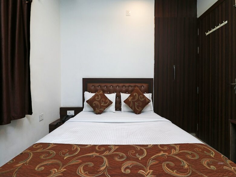 Hotel Oyo 11648 Cp Residency