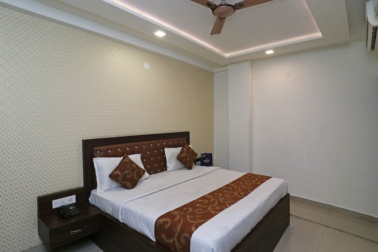 Hotel Oyo 11648 Cp Residency
