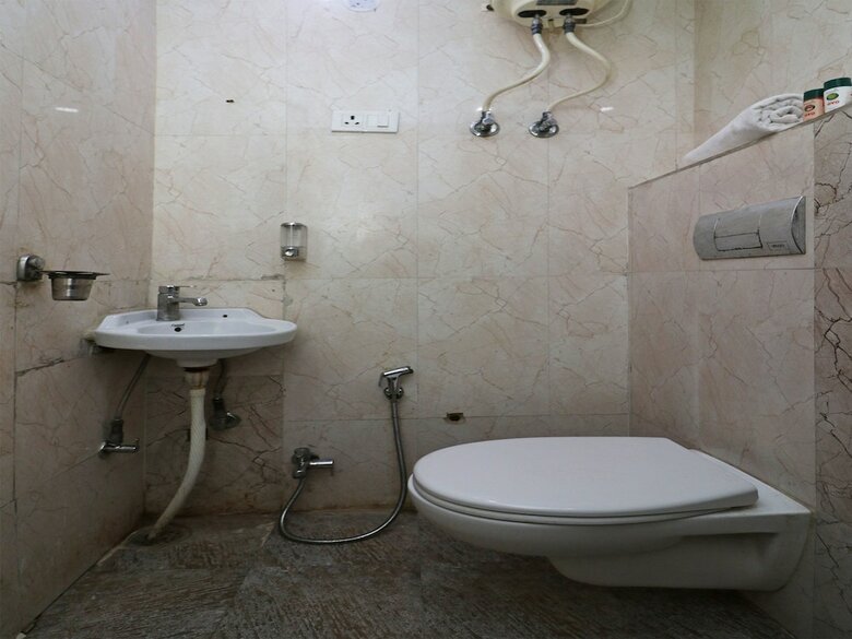 Hotel Oyo 11648 Cp Residency