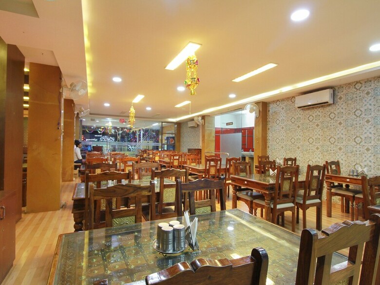 Oyo 10551 Hotel Rj Grand