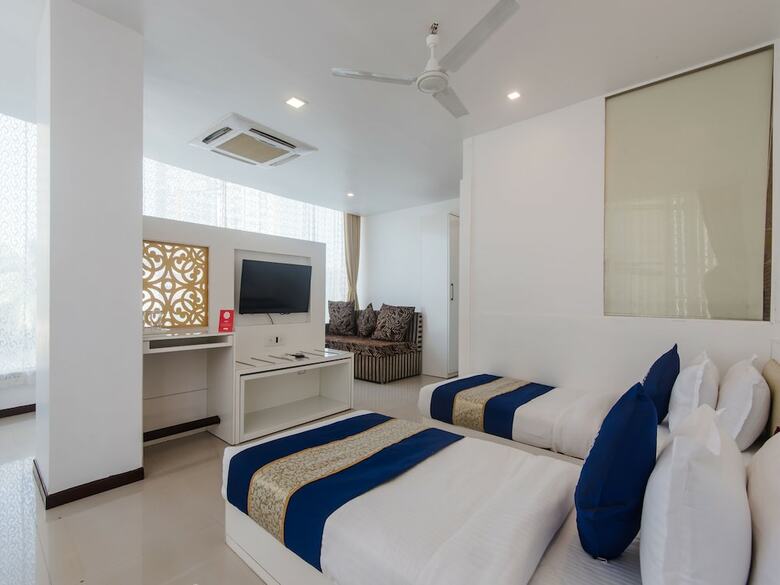 Oyo 6421 Hotel Aura