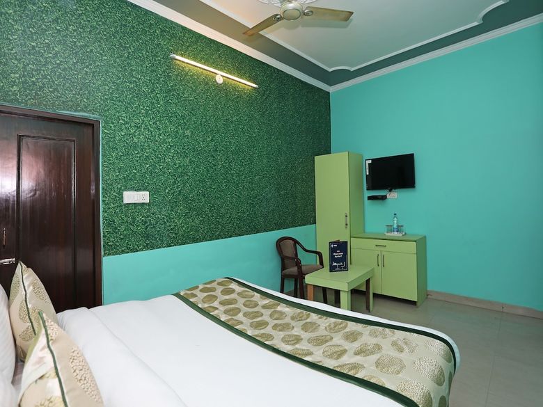Oyo 11312 Hotel Aero Capitol