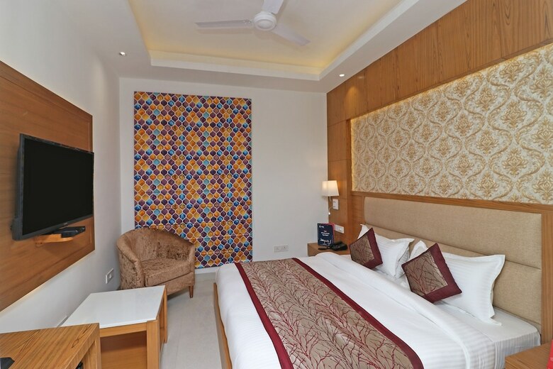 Oyo 10824 Hotel Star Suites