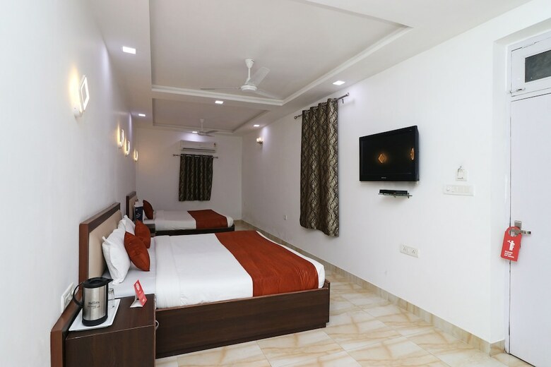 Oyo 11526 Hotel Apollo