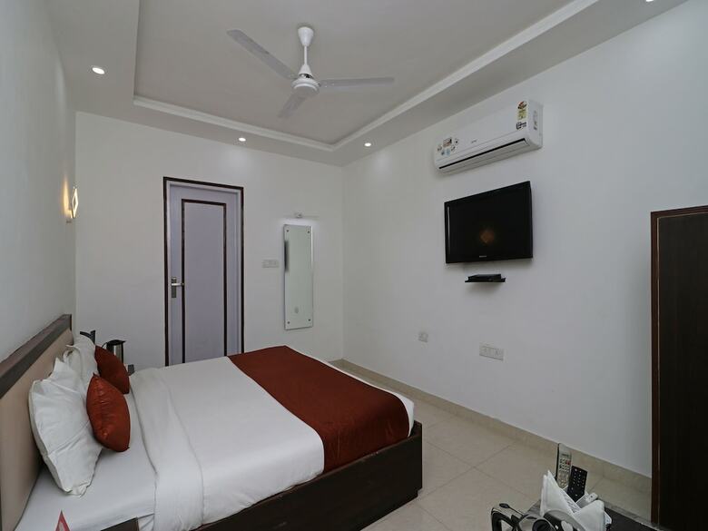 Oyo 11526 Hotel Apollo