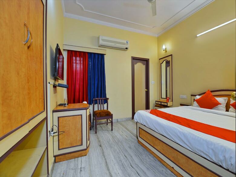 Oyo 11415 Hotel Raj Laxmi
