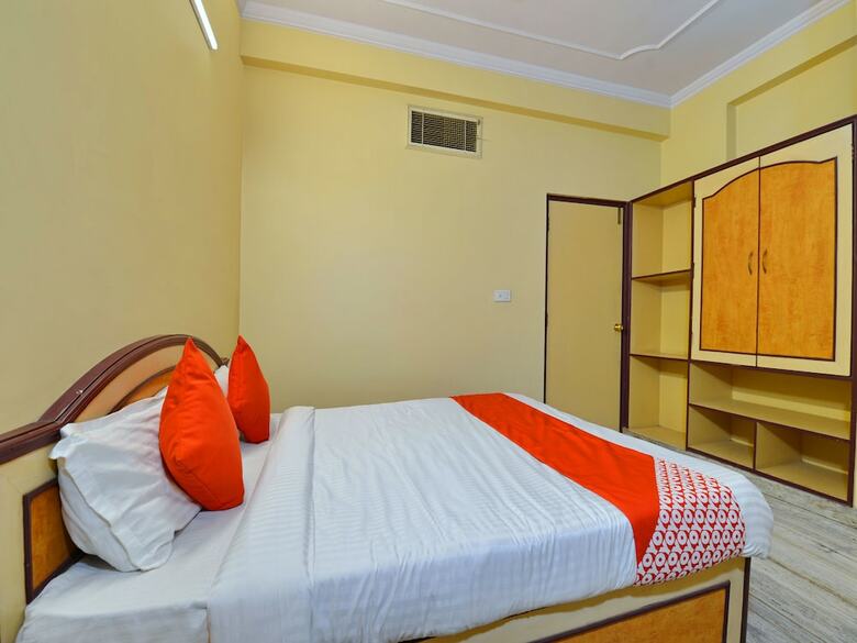 Oyo 11415 Hotel Raj Laxmi