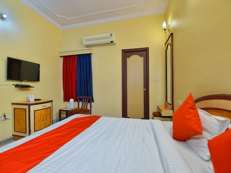Oyo 11415 Hotel Raj Laxmi