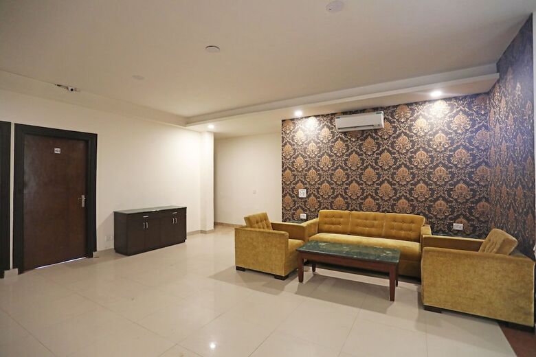 Oyo 11044 Hotel Tulip Suites