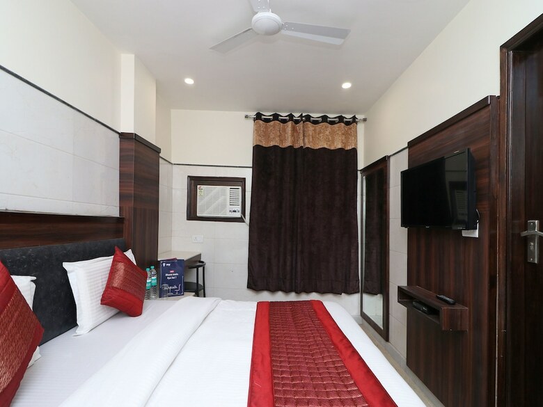 Oyo 11594 Hotel Tvs