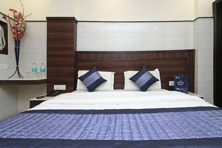 Oyo 11594 Hotel Tvs