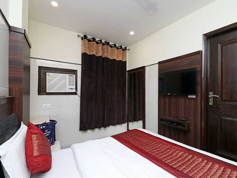 Oyo 11594 Hotel Tvs