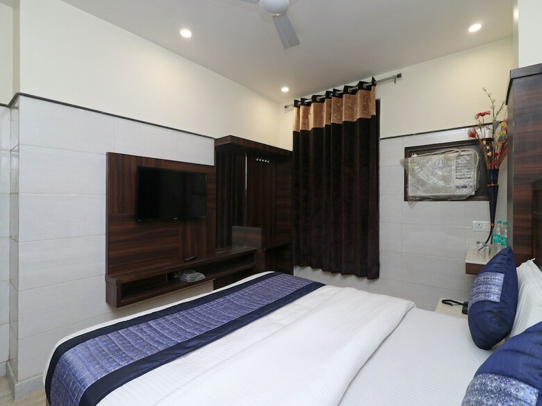 Oyo 11594 Hotel Tvs