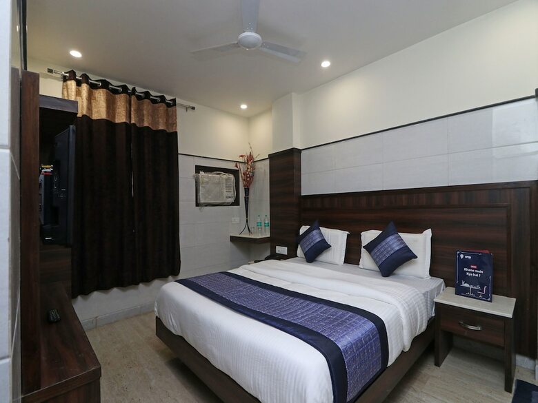 Oyo 11594 Hotel Tvs