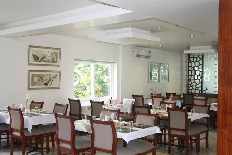 Hotel White Parrot