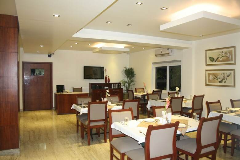 Hotel White Parrot