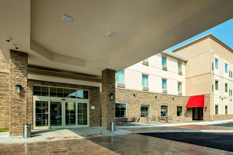 Hotel Comfort Suites Fishkill Near Interstate 84