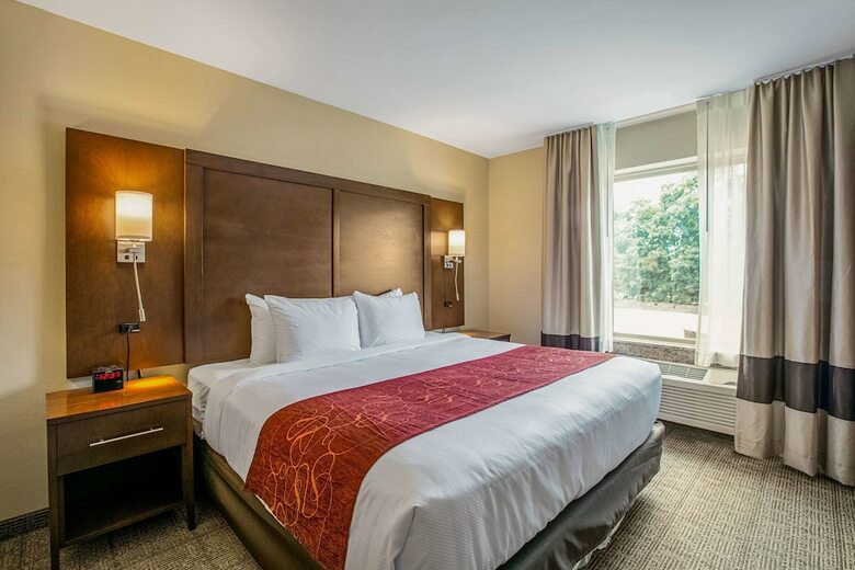 Hotel Comfort Suites Fishkill Near Interstate 84