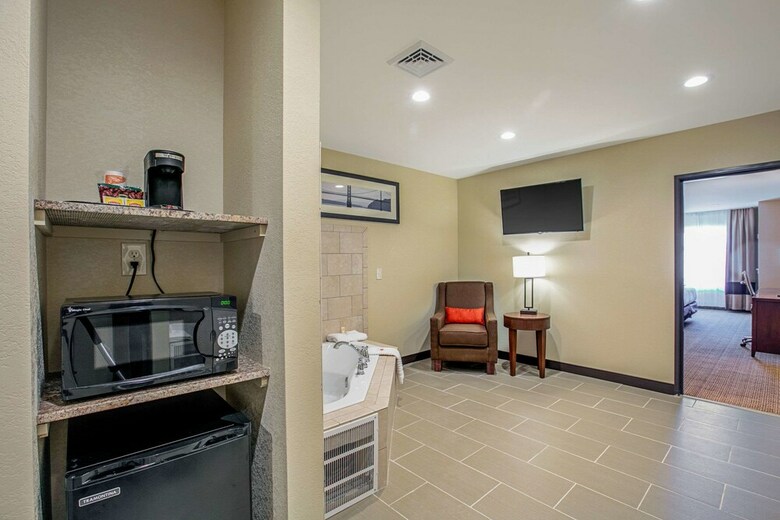 Hotel Comfort Suites Fishkill Near Interstate 84