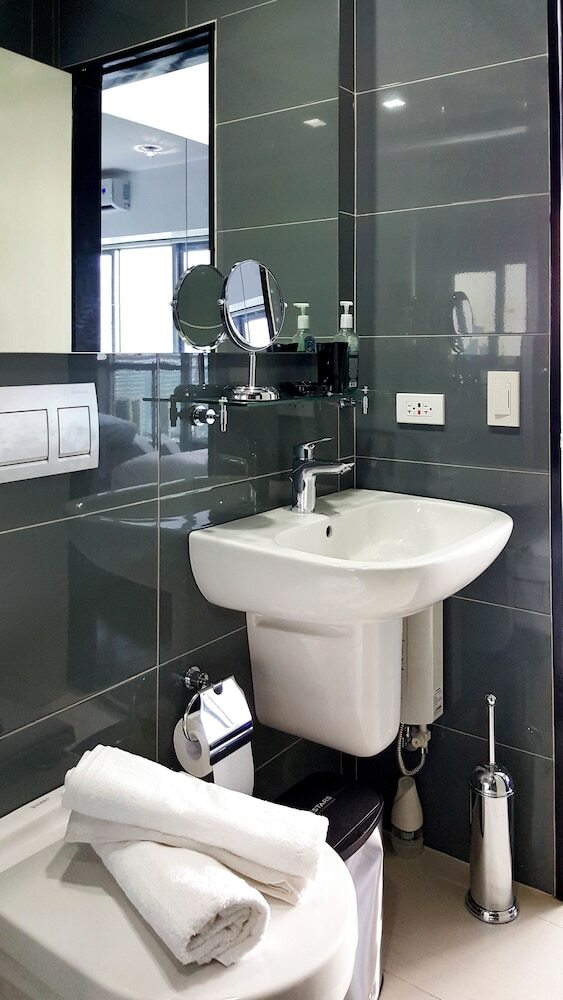 Lower Penthouse Unit In Acqua Residences