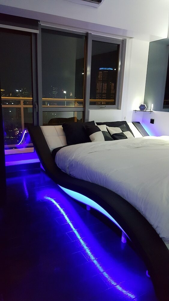 Lower Penthouse Unit In Acqua Residences