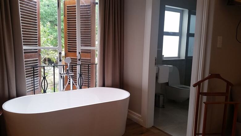 Hotel Amberhall Guesthouse