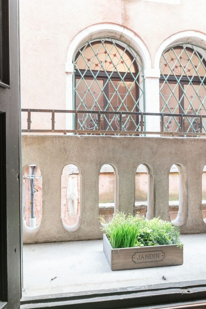 Santi Apostoli Venice Apartment