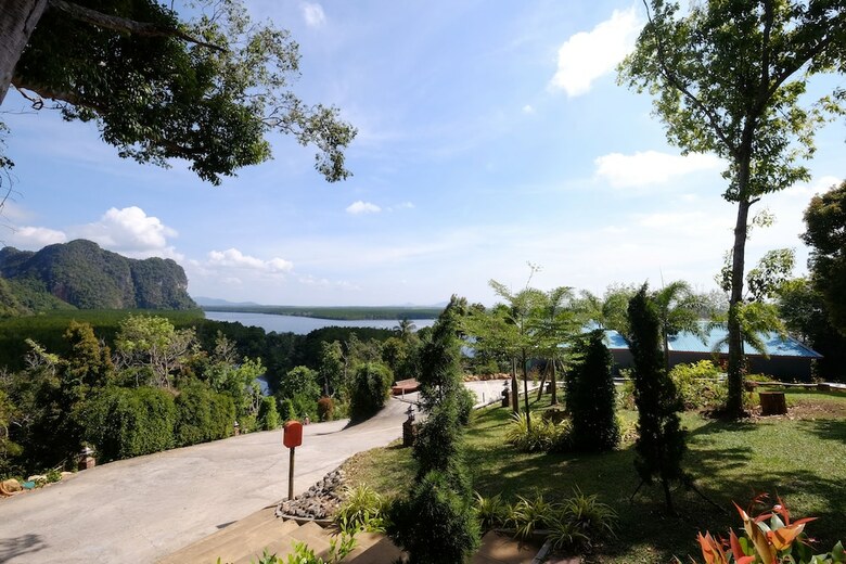 Hotel Barefeet Heaven Hill Naturist Resort