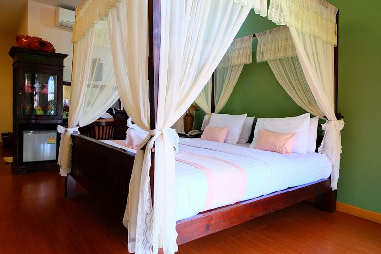P Paradise Hotel